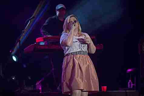 Kelly Clarkson invites fan on stage to sing “Stronger” at Universal Orlando